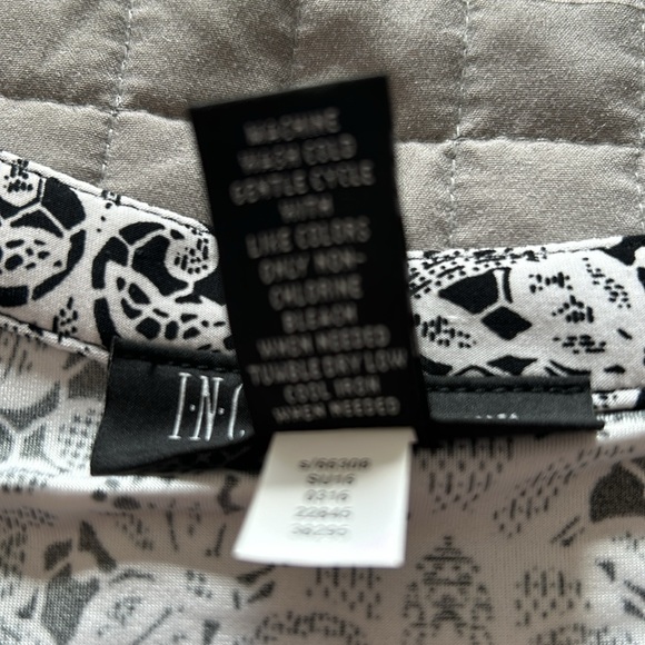 EUC - 🖤 INC Black/White Sleeveless Top - Picture 8 of 8